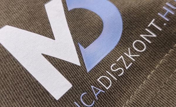 Egyedi Vasalható Matrica: Hogyan szabhatod személyesre ruháidat és kiegészítőidet?